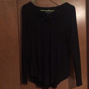 American Eagle - v-neck crisscrossed design